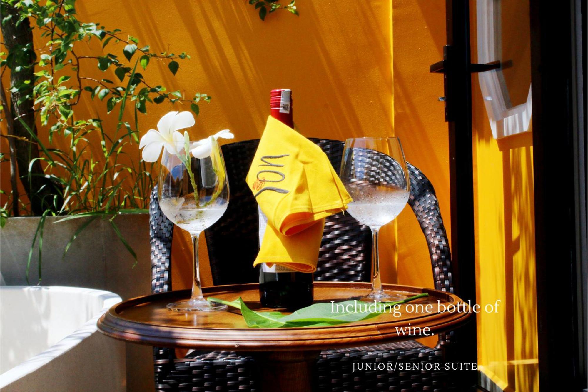 Son Hoi An Boutique Hotel & Spa Zimmer foto Wine at the hotel