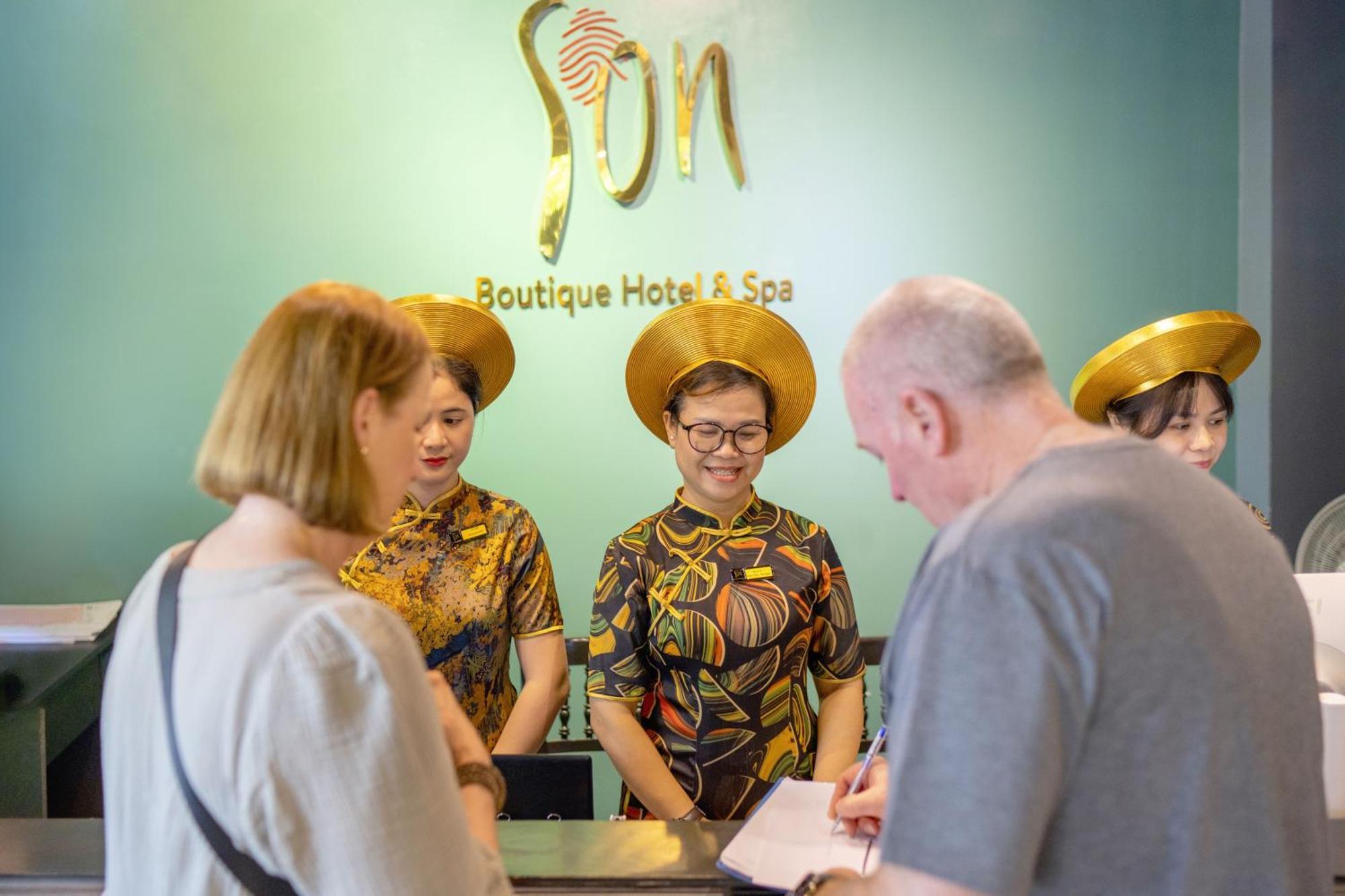 Son Hoi An Boutique Hotel & Spa Exterior foto Reception at the hotel