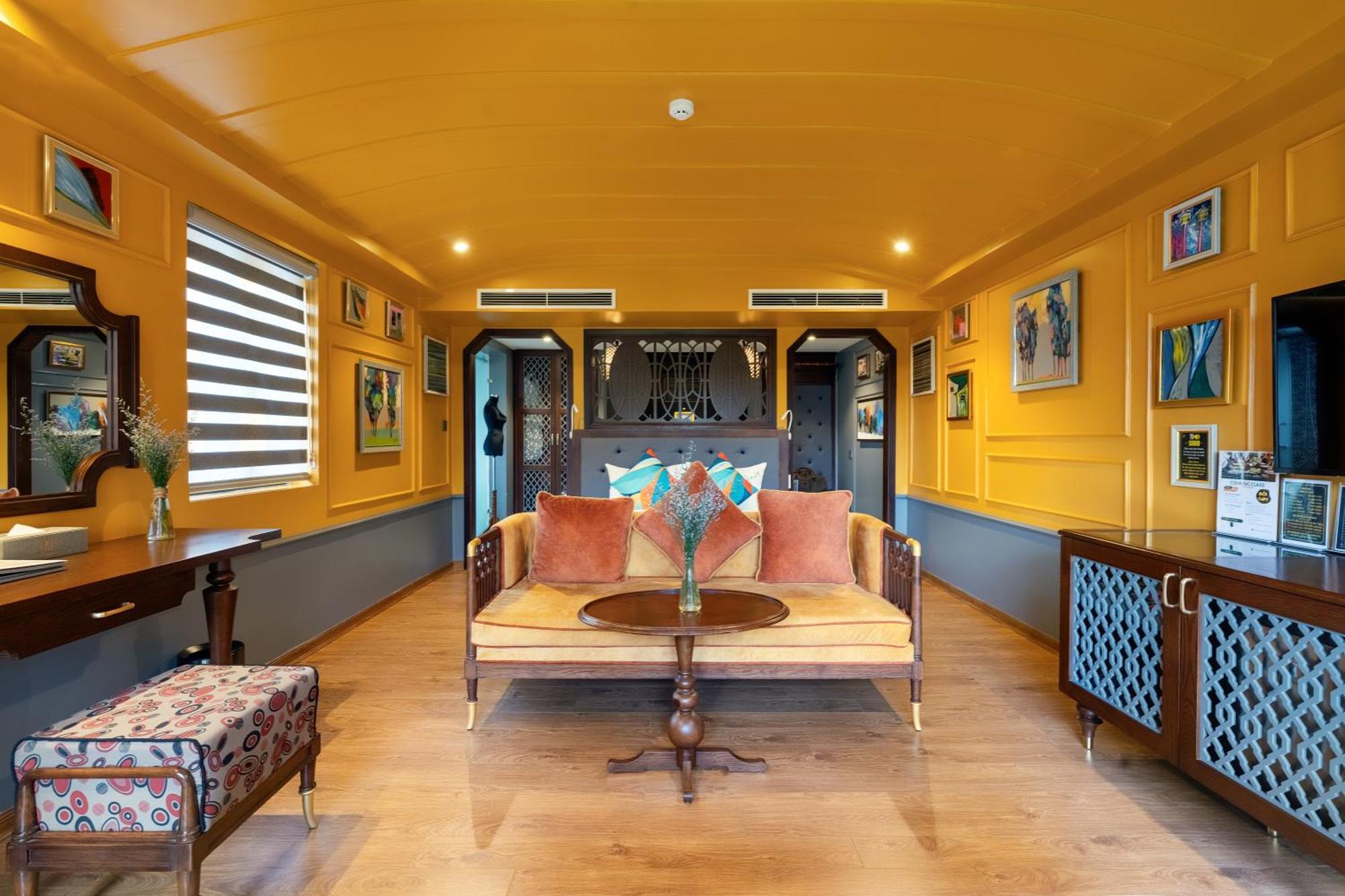 Son Hoi An Boutique Hotel & Spa Exterior foto The interior of a houseboat